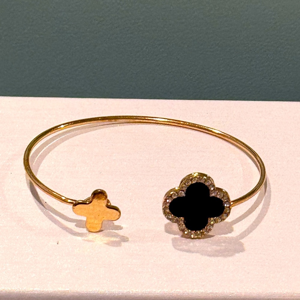 Chic Gold and Black Clover Bracelet 2.25
